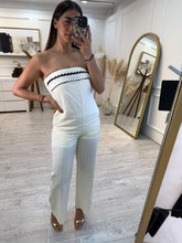 Cargar imagen en el visor de la galería, OREA – Palazzo strapless crema con ribete negro