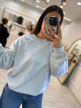 Cargar imagen en el visor de la galería, NÉFELE – Sudadera gris con moños bordados