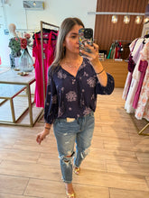 Cargar imagen en el visor de la galería, FINLEY - Blusa azul marino estampada