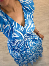 Cargar imagen en el visor de la galería, GEA – Maxi vestido azul y blanco estampado con cintura smock