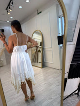 Cargar imagen en el visor de la galería, ARETUSA – Vestido midi blanco con crochet y flecos