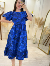 Cargar imagen en el visor de la galería, JUNO – Maxi vestido azul rey con estampado de paisaje