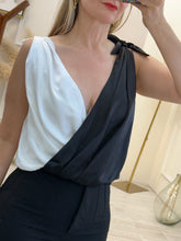 Cargar imagen en el visor de la galería, ELENA – Blusa satinada bicolor negro y blanco con moños