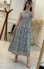 Cargar imagen en el visor de la galería, IANTHE - Maxi vestido platino estampado