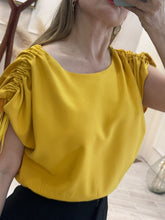 Cargar imagen en el visor de la galería, GIULIA – Blusa mostaza con manga murciélago