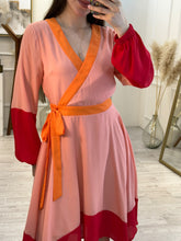 Cargar imagen en el visor de la galería, OCTAVIA - Vestido salmón con rojo y naranja