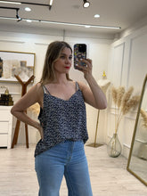Cargar imagen en el visor de la galería, PAULINA – Blusa de tirantes azul marino floral