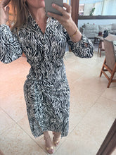 Cargar imagen en el visor de la galería, MALIKA - Vestido midi estampado negro