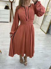 Cargar imagen en el visor de la galería, ROSE - Maxi vestido ocre manga larga