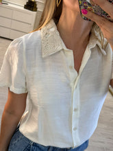Cargar imagen en el visor de la galería, REGINA - Blusa hueso