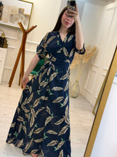 Cargar imagen en el visor de la galería, HALLIE - Maxi vestido azul marino estampado