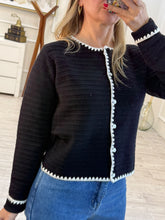 Cargar imagen en el visor de la galería, NAYARA - Sueter negro con detalles blancos