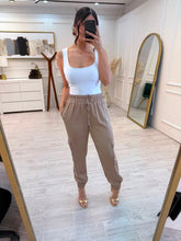 Cargar imagen en el visor de la galería, LAUREN - Pantalon cafe claro