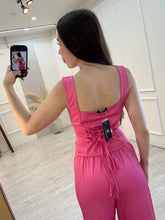 Cargar imagen en el visor de la galería, NESSA - Set blusa y pantalón fucsia rayas