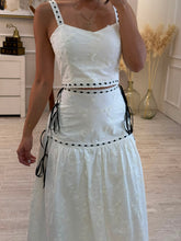 Cargar imagen en el visor de la galería, AURI - Set blusa y falda blanco