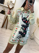 Cargar imagen en el visor de la galería, FAETUSA – Set camisa y short crema con pantera y flores