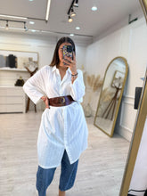 Cargar imagen en el visor de la galería, LEUCOTEA – Blusón blanco texturizado camisero
