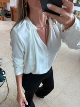 Cargar imagen en el visor de la galería, JUDITH - Blusa blanca manga larga
