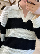 Cargar imagen en el visor de la galería, PILAR – Suéter polo a rayas negro y marfil
