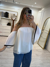 Cargar imagen en el visor de la galería, ELLENY - Blusa blanca con detalles negros