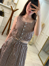 Cargar imagen en el visor de la galería, BRISEIDA - Set blusa y falda café rayas