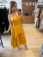 Cargar imagen en el visor de la galería, KENDRA - Maxi vestido dorado tirantes