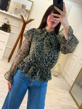 Cargar imagen en el visor de la galería, ACACIA - Blusa verde estampada