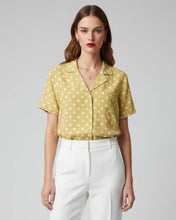 Cargar imagen en el visor de la galería, ESTELA - blusa amarilla con lunares blancos y cuello tipo pijamero.