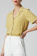 Cargar imagen en el visor de la galería, ESTELA - blusa amarilla con lunares blancos y cuello tipo pijamero.