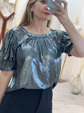Cargar imagen en el visor de la galería, PALOMA – Blusa metálica gris con manga abullonada