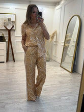 Cargar imagen en el visor de la galería, AZRA - Set pantalon y blusa khaki estampado