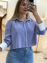 Cargar imagen en el visor de la galería, LILA – Camisa lila con ribete y puños blancos
