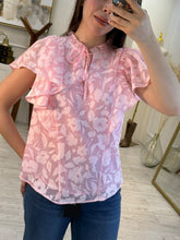 Cargar imagen en el visor de la galería, MARCELA - Blusa rosa estampada