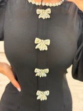 Cargar imagen en el visor de la galería, ZOE - Vestido corto negro moños