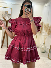 Cargar imagen en el visor de la galería, CORONIS – Vestido corto vino con olanes ribeteados