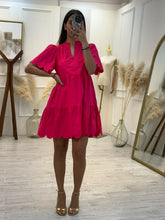 Cargar imagen en el visor de la galería, DORIS – Vestido corto rosa con orillas onduladas
