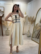 Cargar imagen en el visor de la galería, DAFNE – Maxi vestido crema de tirantes con encaje