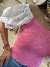 Cargar imagen en el visor de la galería, GABY - Blusa rosa con mangas blancas