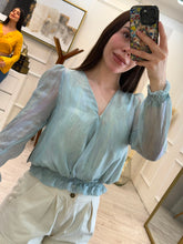 Cargar imagen en el visor de la galería, KINLEY - Blusa manga larga azul