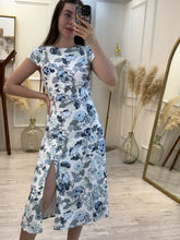 Cargar imagen en el visor de la galería, PSIQUE – Vestido midi blanco con flores azules