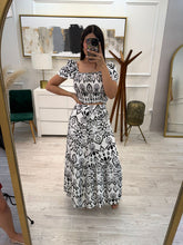 Cargar imagen en el visor de la galería, YURIDIA - Set blusa y falda blanco y negro
