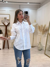Cargar imagen en el visor de la galería, LIV - Camisa blanca apliques