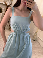 Cargar imagen en el visor de la galería, DIONISIA - Vestido midi verde claro tirantes