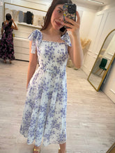 Cargar imagen en el visor de la galería, BERNADETTE - Maxi vestido blanco estampado azul