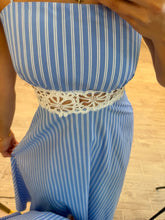Cargar imagen en el visor de la galería, JANELLE - Maxi vestido azul con rayas blancas