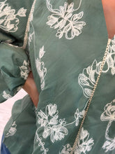 Cargar imagen en el visor de la galería, AURA - Blusa verde olivo