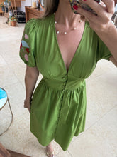 Cargar imagen en el visor de la galería, RAELYN - Vestido verde bordado mangas