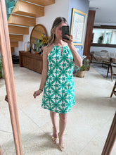 Cargar imagen en el visor de la galería, KENIA - Vestido corto estampado verde con blanco