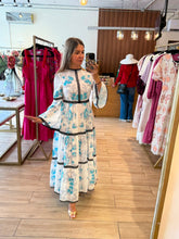 Cargar imagen en el visor de la galería, MOLLY - Maxi vestido blanco con azul estampado