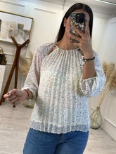 Cargar imagen en el visor de la galería, LILIANA - Blusa plisada crema estampada